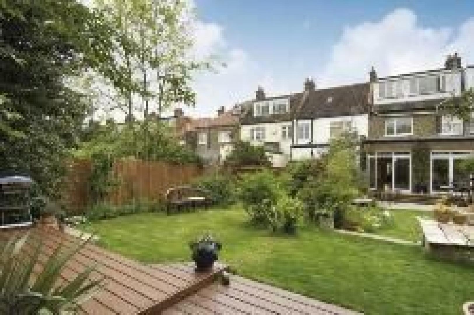 			Epic Slick and Stylish, 5 Bedroom, 1 bath, 1 reception Flat			 Hanover Rd, BRONDESBURY PARK